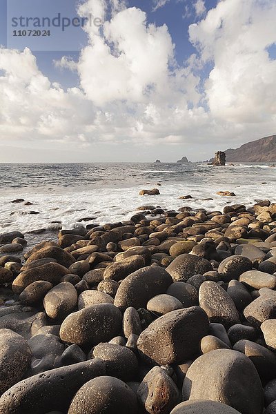 Küste bei La Maceta mit Blick zu den Felsen Roques de Salmor  El Golfo  El Hierro  Kanarische Inseln  Spanien  Europa