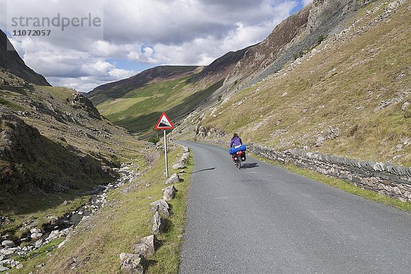 Radfahrer am Honister Pass  Lake District  Cumbria  England  Grossbritannien