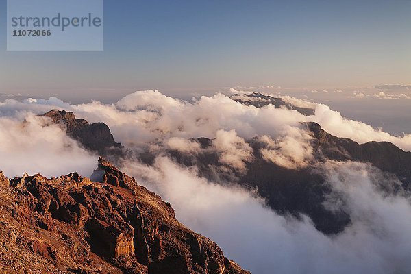 Blick vom Roque de los Muchachos in die Caldera de Taburiente  Parque Nacional de la Caldera de Taburiente  La Palma  Kanarische Inseln  Spanien  Europa