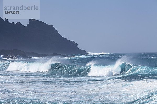 Stürmisches Meer und hohe Wellen an der Küste von la Fajana  La Palma  Kanarische Inseln  Spanien  Europa