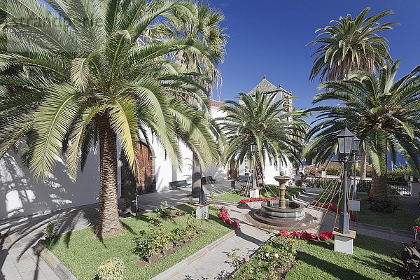 Kirchplatz mit Palmen vor Kirche  San Andres  La Palma  Kanarische Inseln  Spanien  Europa