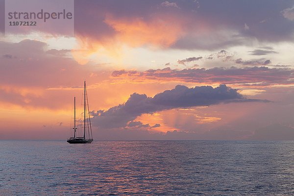 Segelboot bei Sonnenuntergang  vor Teneriffa  Kanarische Inseln  Spanien  Europa