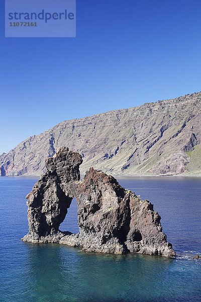 Bucht von Las Playas mit dem Felsbogen Roque de Bonanza  El Hierro  Kanarische Inseln  Spanien  Europa