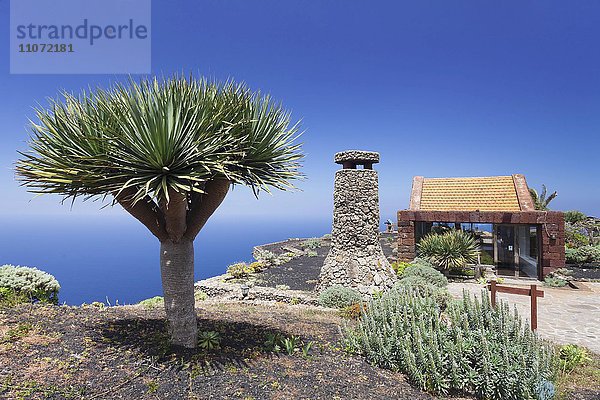 Mirador de la Pena mit Aussichtsrestaurant von Architekt Cesar Manrique  El Hierro  Kanarische Inseln  Spanien  Europa
