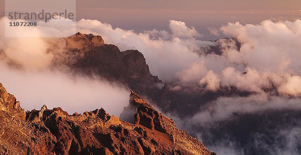 Ausblick vom Roque de los Muchachos in die Caldera de Taburiente  wolkenverhangene Berge  Parque Nacional de la Caldera de Taburiente  La Palma  Kanarische Inseln  Spanien  Europa