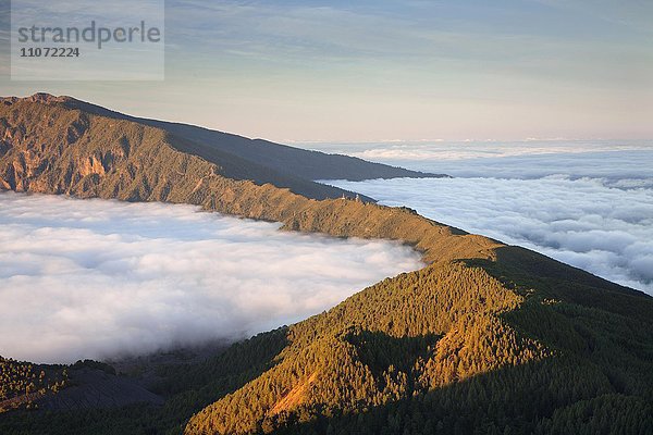 Cumbre Nueva und die Cumbre Vieja  Gipfel schauen aus den mit Wolken  La Palma  Kanarische Inseln  Spanien  Europa