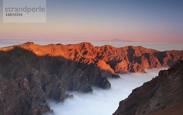 Ausblick vom Roque de los Muchachos über die Caldera de Taburiente mit Wolkendecke  hinten Teneriffa mit Vulkan Pico del Teide  Parque Nacional de la Caldera de Taburiente  La Palma  Kanarische Inseln  Spanien  Europa
