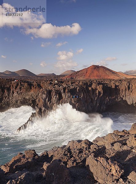 Starke Brandung bei Los Hervideros  hinten Montanas del Fuego  Feuerberge  Lanzarote  Kanarische Inseln  Spanien  Europa