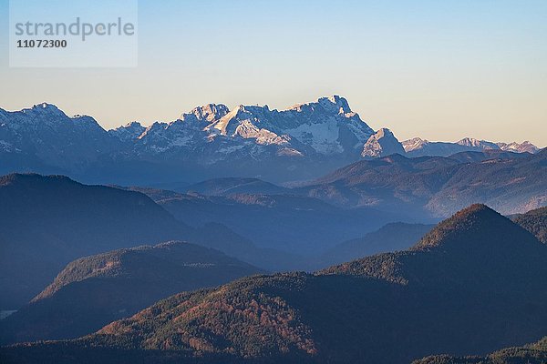 Wettersteingebirge mit Zugspitze  gesehen vom Geierstein bei Lenggries  Isarwinkel  Oberbayern  Bayern  Deutschland  Europa