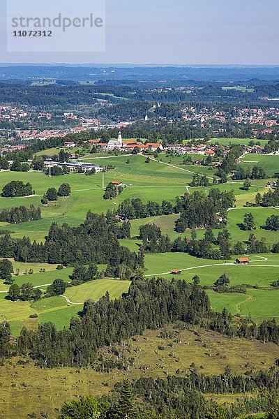 Gaißach mit Moorgebiet Hochfilzen  hinten Bad Tölz  Isarwinkel  Oberbayern  Bayern  Deutschland  Europa