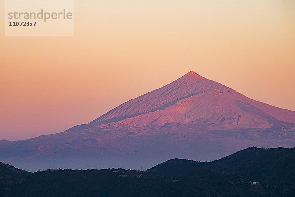 Vulkan Teide auf Teneriffa bei Sonnenuntergang  gesehen von Vallehermoso  La Gomera  Kanarische Inseln  Spanien  Europa