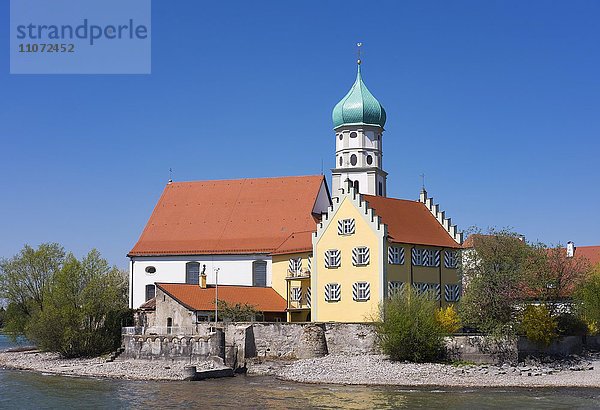 Schloss und Kirche Sankt Georg auf Halbinsel in Wasserburg am Bodensee  Allgäu  Schwaben  Bayern  Deutschland  Europa