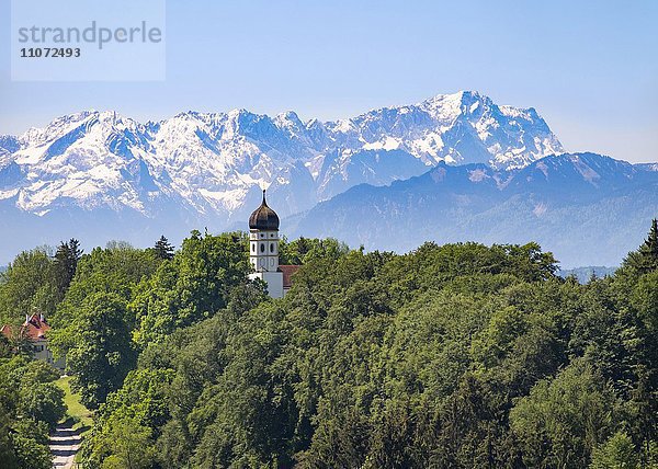 Kirchturm  Holzhausen am Starnberger See bei Münsing  hinten die Zugspitze  Oberbayern  Bayern  Deutschland  Europa