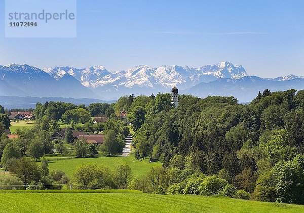 Holzhausen am Starnberger See bei Münsing  hinten das Wettersteingebirge mit der Zugspitze  Fünfseenland  Alpenvorland  Oberbayern  Bayern  Deutschland  Europa