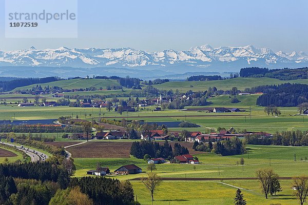 Ausblick von Schloss Zeil mit Dörfer Haid und Heggelbach  hinten die Allgäuer Alpen  Leutkirch im Allgäu  Oberschwaben  Schwaben  Baden-Württemberg  Deutschland  Europa