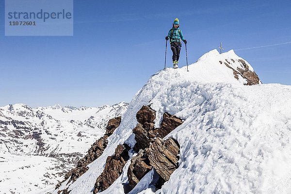 Bergsteiger beim Abstieg vom Gipfelgrat der Finailspitze am Schnalstaler Gletscher  mit Schnee  Schnalstal  Meraner Land  Ötztaler Alpen  Südtirol  Trentino-Südtirol  Italien  Europa