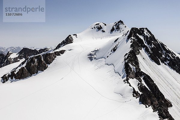 Wildspitze  Bergsteiger beim Auf- und Abstieg von der Wildspitze über den Taschachferner im Venter Tal  Vent  Sölden  Ötztal  Ötztaler Alpen  Tirol  Österreich  Europa