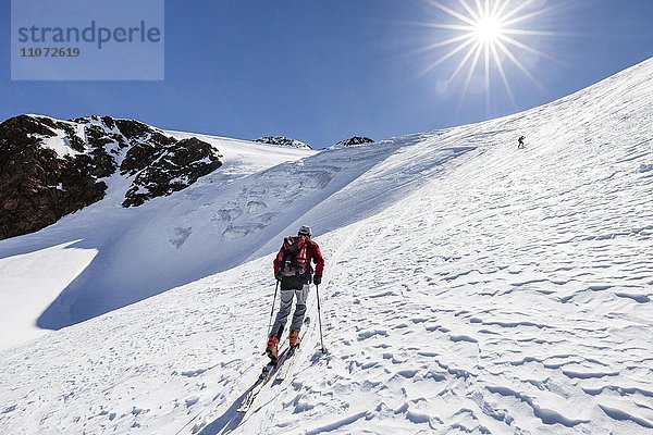 Skitourengeher beim Aufstieg auf die Finailspitze in Schnals am Schnalstaler Gletscher  Schnalstal  Meraner Land  Südtirol  Trentino-Südtirol  Italien  Europa
