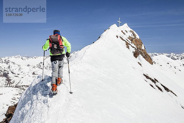 Skitourengeher auf dem Gipfelgrat beim Aufstieg auf die Finailspitze in Schnals am Schnalstaler Gletscher  Schnalstal  Meraner Land  Südtirol  Trentino-Südtirol  Italien  Europa