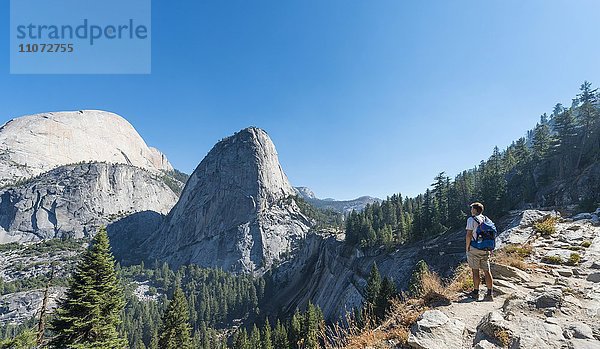 Wanderer blickt zum Liberty Cap  Yosemite Nationalpark  Kalifornien  USA  Nordamerika