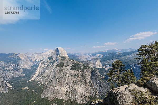 Ausblick vom Glacier Point ins Yosemite Valley mit Half Dome  Yosemite Nationalpark  Kalifornien  USA  Nordamerika