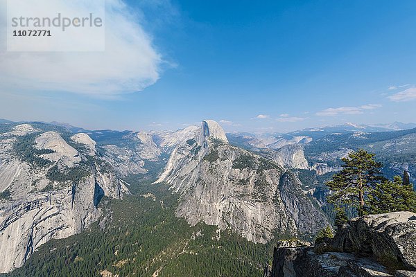 Ausblick vom Glacier Point ins Yosemite Valley mit Half Dome  Yosemite Nationalpark  Kalifornien  USA  Nordamerika