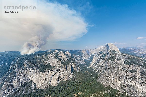 Ausblick vom Glacier Point ins Yosemite Valley  Waldbrand mit Rauchwolken  links Half Dome  Yosemite Nationalpark  Kalifornien  USA  Nordamerika