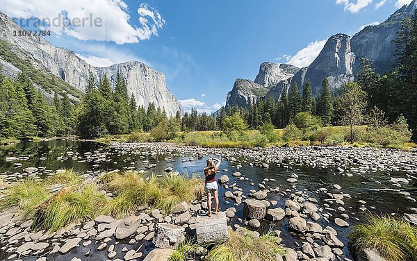 Touristin fotografiert  Valley view mit Blick zum El Capitan mit Fluss Merced river  Yosemite-Nationalpark  Kalifornien  USA  Nordamerika