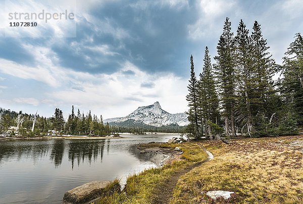 Lower Cathedral Lake  Cathedral Peak  Sierra Nevada  Yosemite Nationalpark  Cathedral Range  Kalifornien