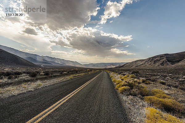 Landstraße  Straße mit dramatischen Wolken  Death Valley  Death-Valley-Nationalpark  Kalifornien  USA  Nordamerika