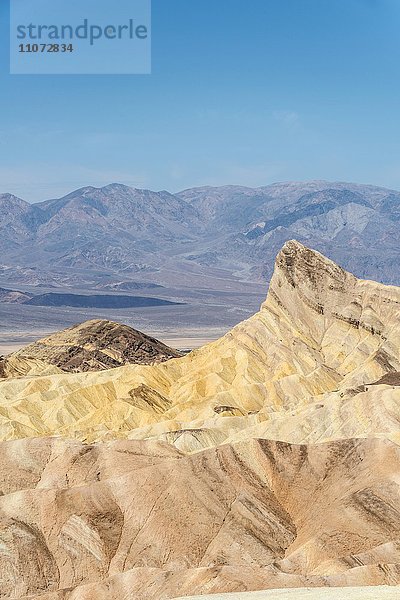 Felsen Manly Beacon  Badlands  Zabriskie Point  hinten Bergkette Panamint Range  Death-Valley-Nationalpark  Kalifornien  USA  Nordamerika