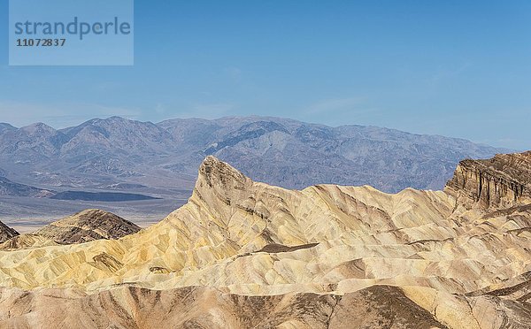Felsen Manly Beacon  Badlands  Zabriskie Point  hinten Bergkette Panamint Range  Death-Valley-Nationalpark  Kalifornien  USA  Nordamerika