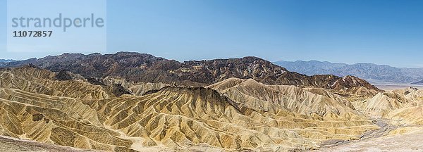 Panoramablick  Badlands  Zabriskie Point  hinten Bergkette Panamint Range  Death-Valley-Nationalpark  Kalifornien  USA  Nordamerika