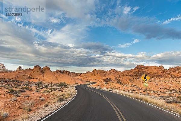 Kurvige Straße durch Sandsteinformationen  Valley of Fire State Park  Nevada  USA  Nordamerika