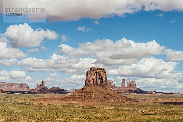 Scenic Drive  Monument Valley  blauer Himmel mit Wolken Navajo Tribal Park  Navajo Nation Reservation  Arizona  Utah  USA  Nordamerika
