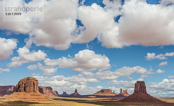 Scenic Drive  Monument Valley  blauer Himmel mit Wolken Navajo Tribal Park  Navajo Nation Reservation  Arizona  Utah  USA  Nordamerika