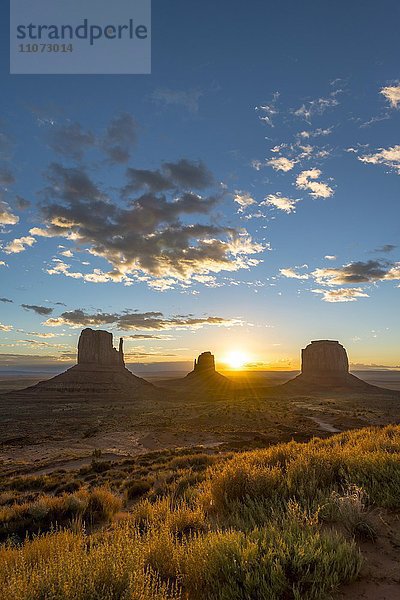 Sonnenaufgang  Tafelberge West Mitten Butte  East Mitten Butte  Merrick Butte  Scenic Drive  Monument Valley  Navajo Tribal Park  Navajo Nation Reservation  Arizona  Utah  USA  Nordamerika