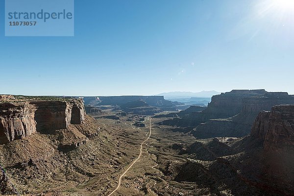 Straße durch ein Tal  Shafer Canyon Overlook  Shafer Canyon Road  Island in the Sky  Canyonlands National Park  Moab  Utah  USA  Nordamerika