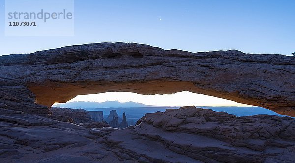 Blick durch Felsbogen  Mesa Arch  Sonnenaufgang  Grand View Point Road  Island in the Sky  Canyonlands National Park  Moab  Utah  USA  Nordamerika