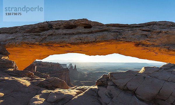 Blick durch Felsbogen  Mesa Arch  Sonnenaufgang  Grand View Point Road  Island in the Sky  Canyonlands National Park  Moab  Utah  USA  Nordamerika