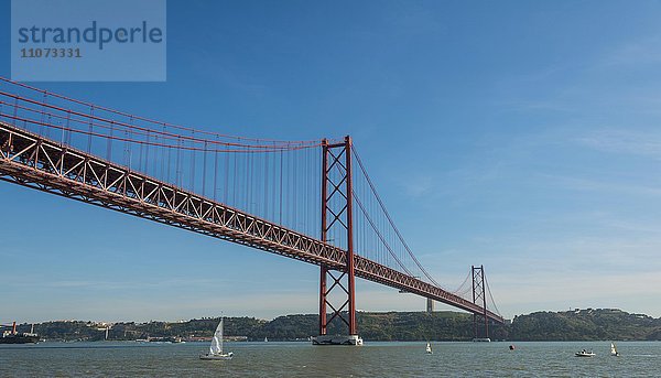 Ponte 25 de Abril  Brücke des 25. April  über den Fluss Fluss Tejo  Lissabon  Região de Lisboa  Portugal  Europa