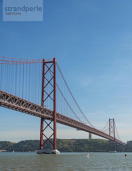 Ponte 25 de Abril  Brücke des 25. April  über den Fluss Tejo  Lissabon  Região de Lisboa  Portugal  Europa