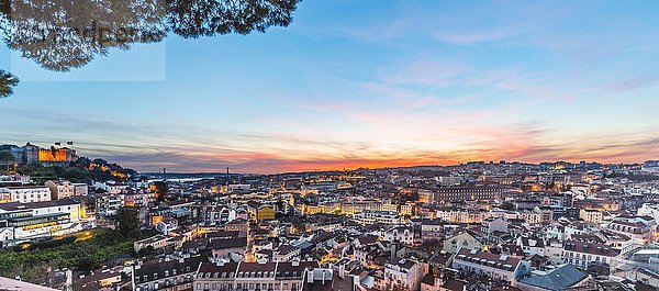 Ausblick über Lissabon mit Castelo de São Jorge bei Sonnenuntergang  Aussichtspunkt Graça  Lissabon  Portugal  Europa