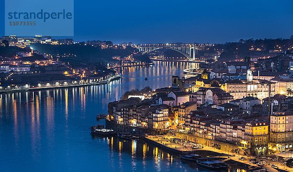 Ausblick über Porto mit Fluss Rio Douro  Abenddämmerung  Porto  Portugal  Europa