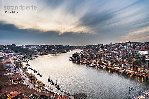 Ausblick über Porto mit Fluss Rio Douro  Abenddämmerung  Porto  Portugal  Europa