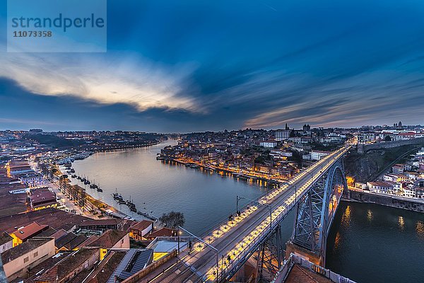 Ausblick über Porto mit Dom Luís I Bridge  Brücke über den Fluss Rio Douro  Abenddämmerung  Porto  Portugal  Europa