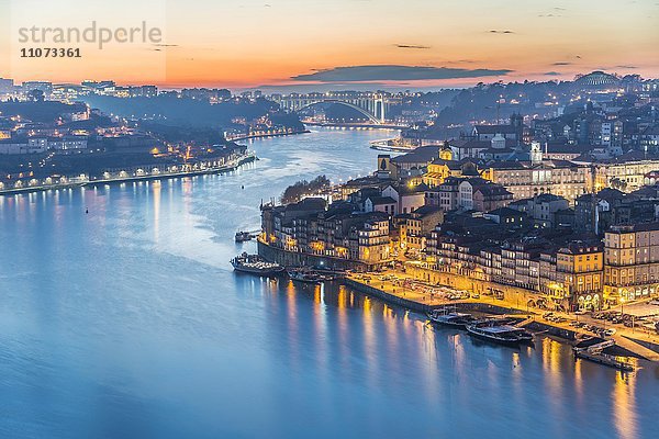 Ausblick über Porto mit Fluss Rio Douro  Abenddämmerung  Porto  Portugal  Europa