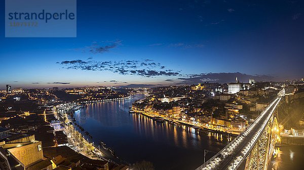 Ausblick über Porto mit beleuchteter Brücke Dom Luís I Bridge  Fluss Rio Douro  Abenddämmerung  Porto  Portugal  Europa