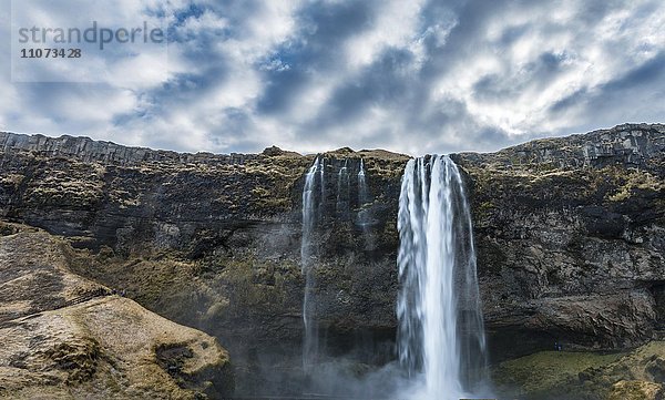 Wasserfall Seljalandsfoss  Fluss Seljalandsa  Suðurland  Island  Europa