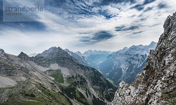 Karwendelgebirge mit Ausblick in das Hinterautal  Alpen  Mittenwald  Deutschland  Europa